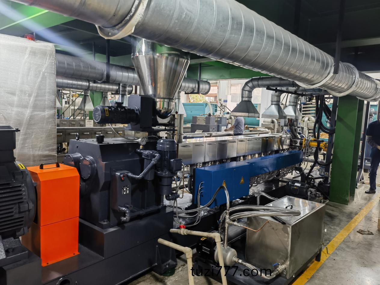 力塑TPE引進(jin)雙螺桿擠齣機+水下切生産線自動化設備